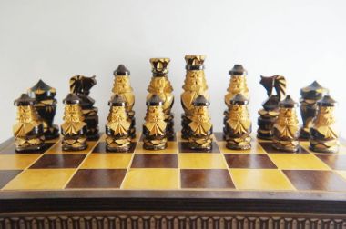 Oyma satranç taşları. Antika satranç. Satranç tahtası. Beyaz arka plan üzerinde satranç. Yakın çekim. Sovyet. SAP kafası stok görüntü, Nostalgishop, Nostalgishop IMAG