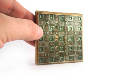 Kare plaka, el, kare altın, kare bronz, altın tabak, küçük altın tabak, geometrik desen, desen plaka, vintage kiremit, antika çini, vintage, Sovyet vintage, SSCB, kare plaka yıpratma, sap kafası hisse senedi resim, Nostalgishop