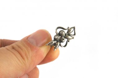 El küpeler, el, el küpe, gümüş Vintage küpe, Vintage küpe, beyaz arka planda küpe, yakın çekim, baş stok görüntü, nostalgishop