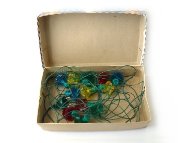 Vintage Noel çelenk, eski garland, renkli garland, parlak garland, Noel dekorasyonu, parlak ışıklar, bir kutu içinde garland, yakın çekim, beyaz arka plan, sap kafası stok görüntü, Nostalgishop