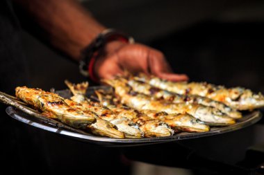 Gümüş tabakta taze ızgara sardalya