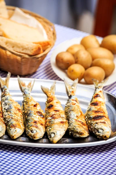 Sardinas a la parrilla con ensalada, pan y papa — Foto de Stock