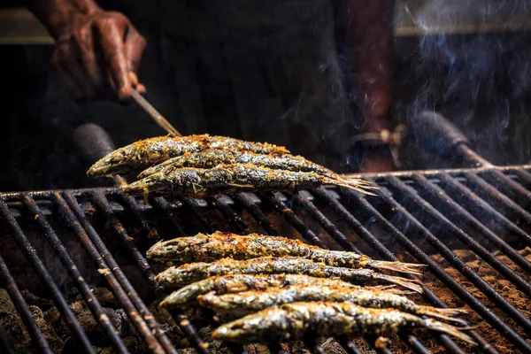 Čerstvě grilované sardinky na grilu — Stock fotografie