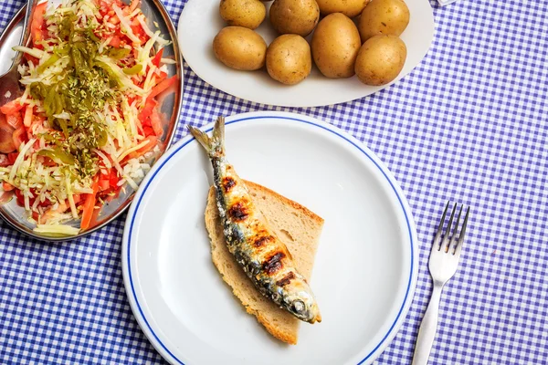 Sarde alla griglia con insalata, pane e patate — Foto Stock