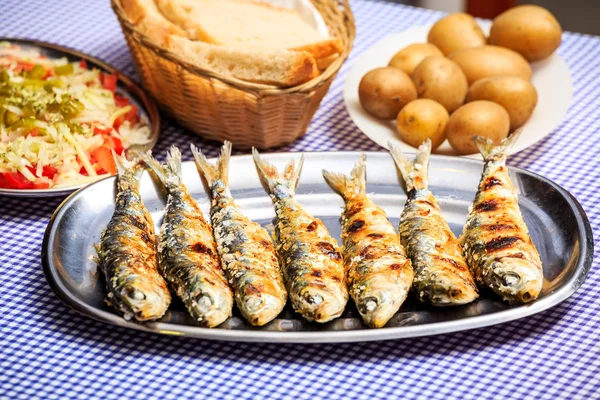 Gegrilde sardines met salade, brood en aardappelen — Stockfoto