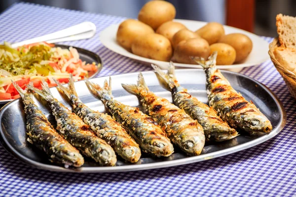 Gegrilde sardines met salade, brood en aardappelen — Stockfoto