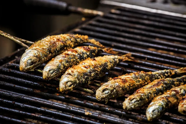 Čerstvě grilované sardinky na grilu — Stock fotografie