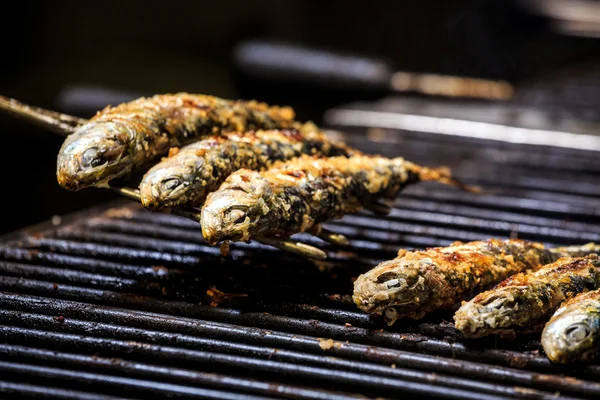 Čerstvě grilované sardinky na grilu — Stock fotografie