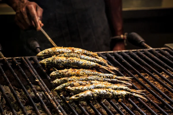 Čerstvě grilované sardinky na grilu — Stock fotografie