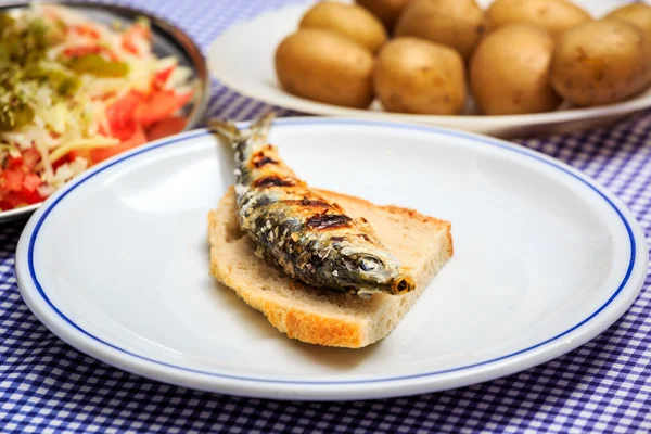 Sardinhas grelhadas com salada, pão e batata — Fotografia de Stock