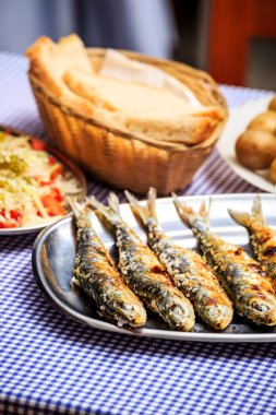 Izgara sardalya salata, ekmek ve patates ile