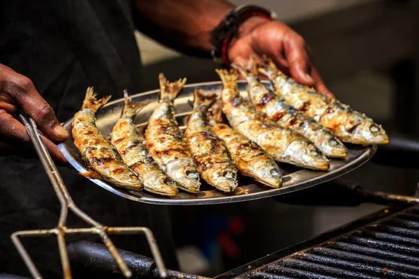 Nygrillade sardiner på silverfat — Stockfoto