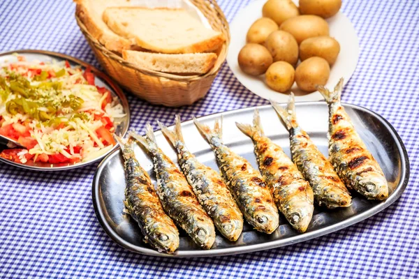 Gegrilde sardines met salade, brood en aardappelen — Stockfoto