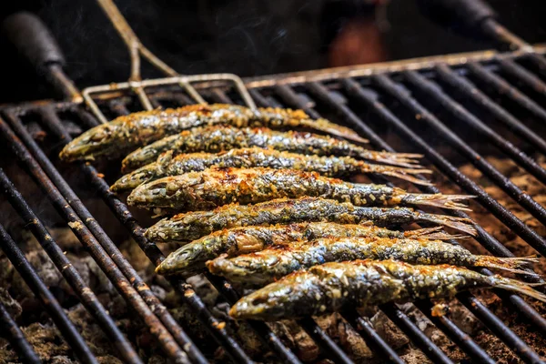 Sarde appena grigliate alla griglia — Foto Stock