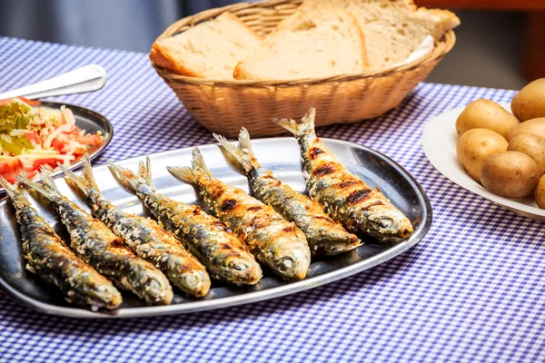 Sarde alla griglia con insalata, pane e patate — Foto Stock