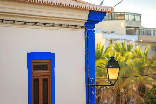 Sunse tarafından aydınlatılmış bir fener ile geleneksel Portekiz ev — Stok fotoğraf