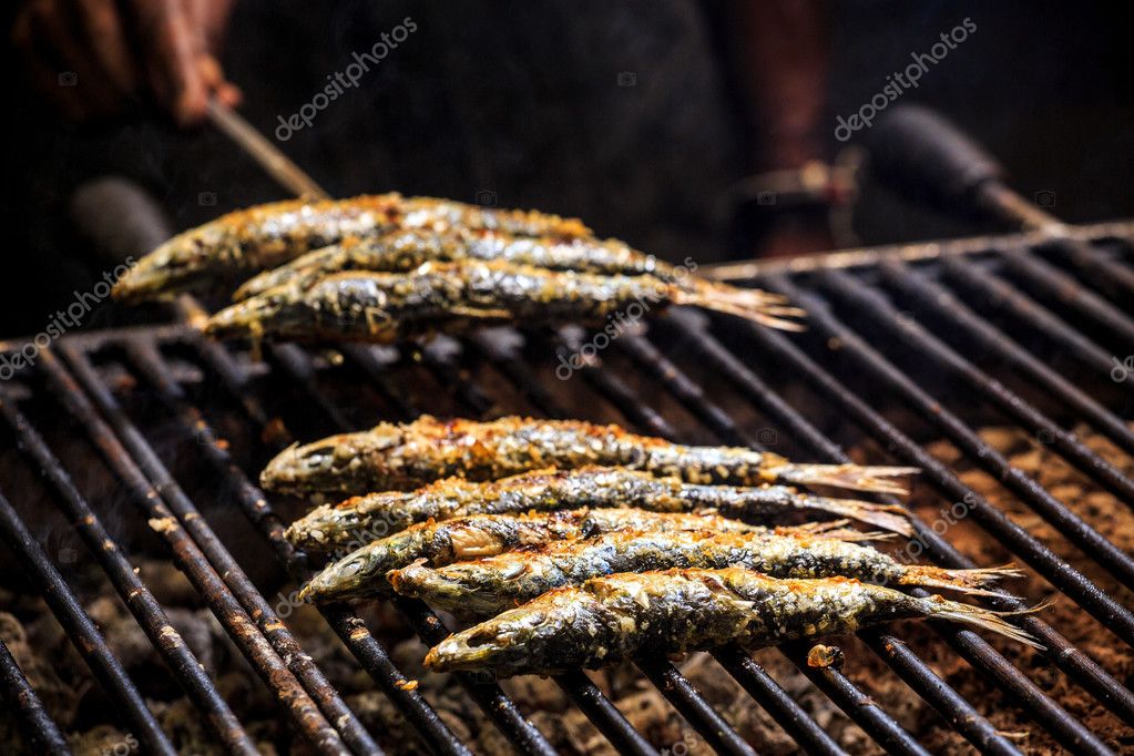 Frisch gegrillte Sardinen auf dem Grill - Stockfotografie: lizenzfreie ...