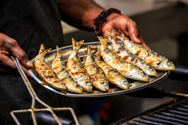 Sardinhas recém-grelhadas em placa de prata — Fotografia de Stock