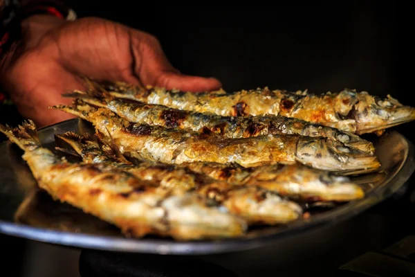 Gümüş tabakta taze ızgara sardalya