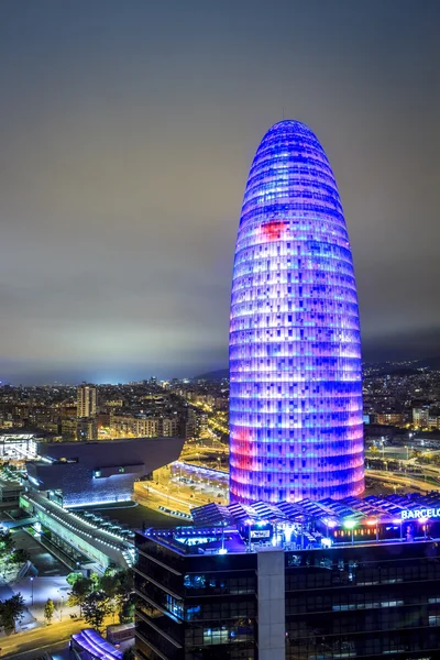 Verlichte Agbar toren en de stad van Barcelona, Spanje — Stockfoto