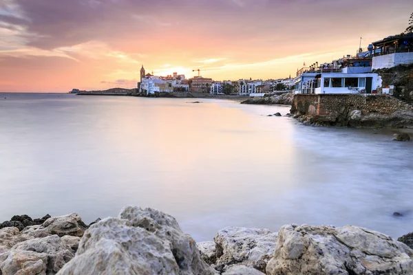 Belle ville de Sitges au coucher du soleil, Espagne — Photo