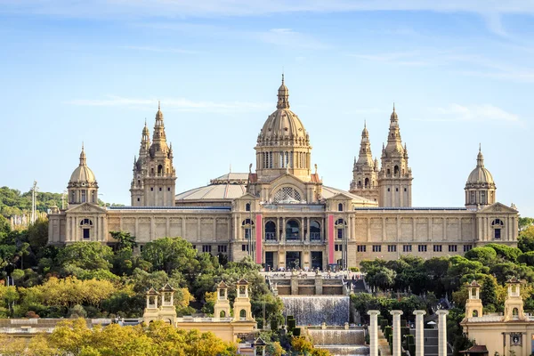 National Palace with waterfalls and fountains, Barcelona, Spain — Stockfoto