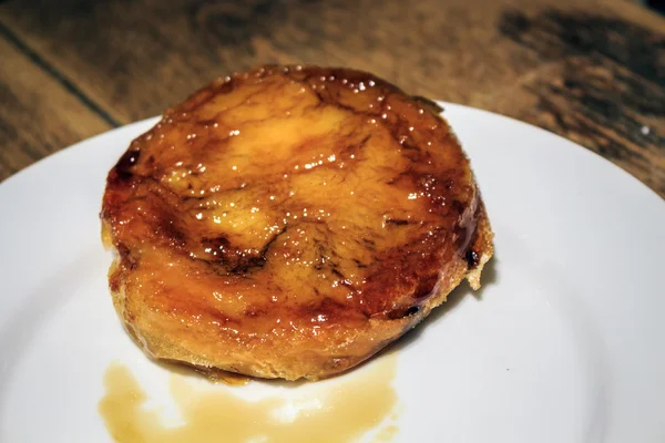 Crema catalana pastry served in Catalan restaurant, Spain — Stock Photo, Image