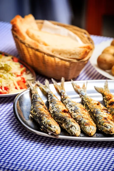 Gegrilde sardines met salade, brood en aardappelen — Stockfoto