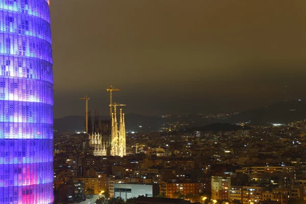 Agbar tower 和 sagrada familia 大教堂, 巴塞罗那, 西班牙 — 图库照片