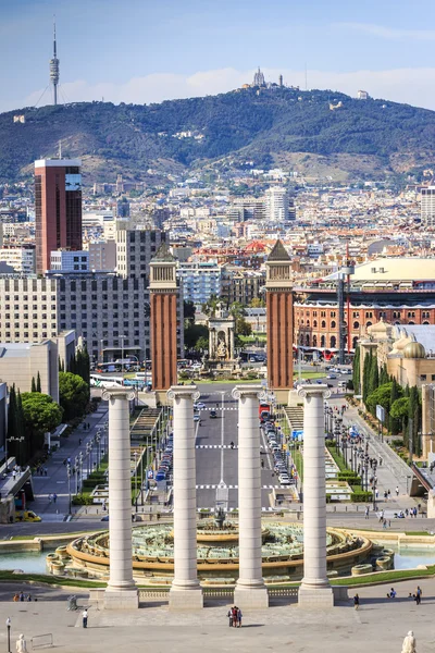 Plazas de español y fuentes y Tibidabo, Barcelona, España — Foto de Stock