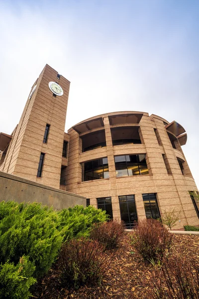 Здание университета Колорадо-Спринг, штат Колорадо, США — стоковое фото