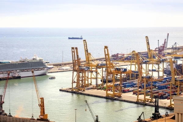 Harbor infrastructure and ships — Stock Photo, Image