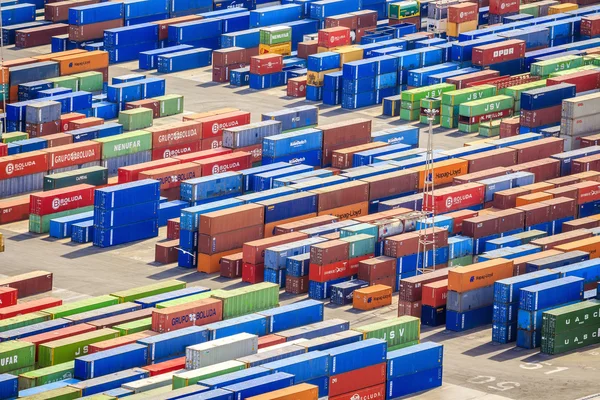 Pila di contenitori colorati in un porto — Foto Stock