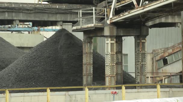 Riem overbrengen van een kolen vorming van een heap — Stockvideo