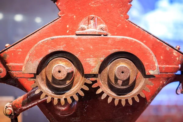 Röd, vintage kugghjul som används för slipning hop — Stockfoto