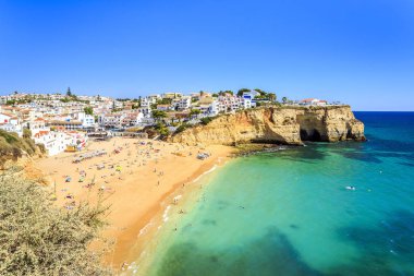 Güzel bir plaj Carvoeiro, Algarve, Portekiz
