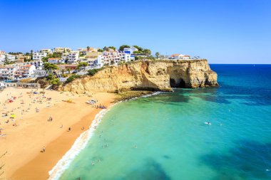 Güzel bir plaj Carvoeiro, Algarve, Portekiz