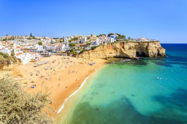 Güzel bir plaj Carvoeiro, Algarve, Portekiz