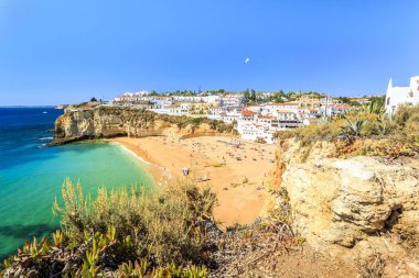 Güzel bir plaj Carvoeiro, Algarve, Portekiz