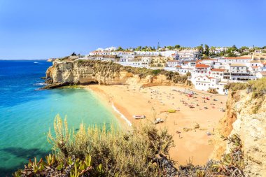 Güzel bir plaj Carvoeiro, Algarve, Portekiz