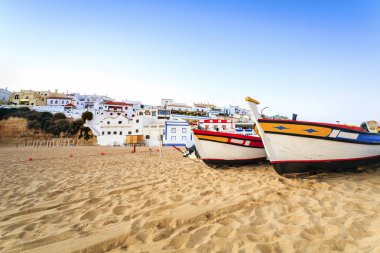Güzel bir plaj Carvoeiro, Algarve, Portekiz
