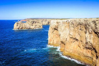 Güzel kayalıklarla Algarve, Portekiz