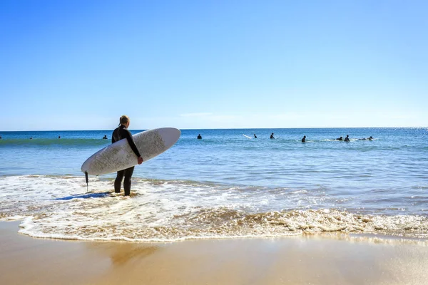 Surfeurs sur Beliche Beach, Sagres, Algarve, Portugal — Photo