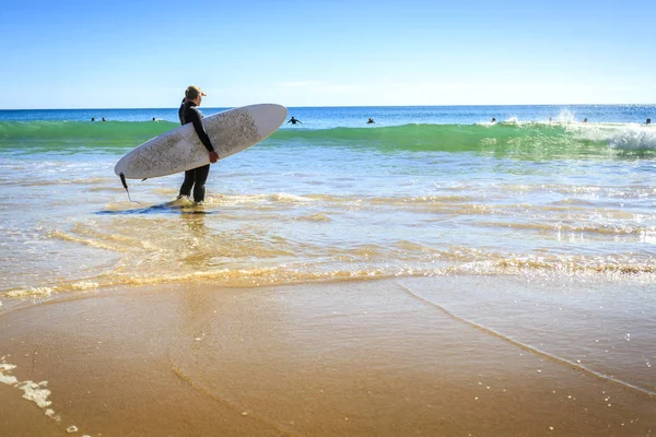 Surfer am beliche beach, sagres, algarve, portugal — Stockfoto