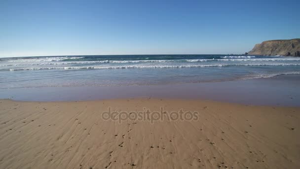 Praia selvagem incrivelmente bonita na costa ocidental de Portugal — Vídeo de Stock