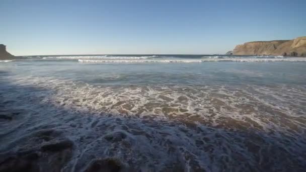 Εκπληκτικά όμορφη άγρια παραλία στη δυτική ακτή της Πορτογαλίας — Αρχείο Βίντεο