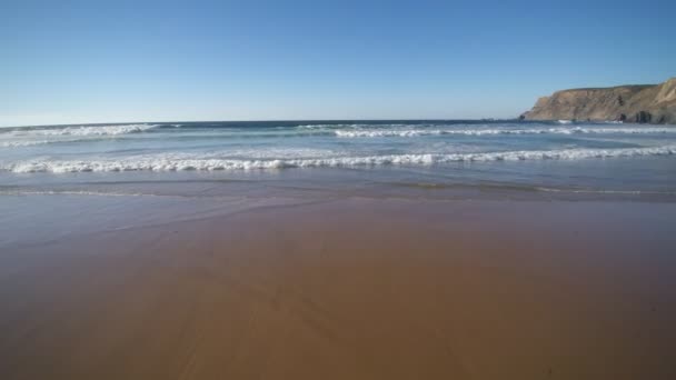 Portekiz batı kıyısında güzel vahşi kumsalda fotoğraf çekimi — Stok video