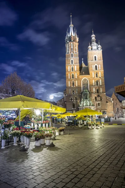 Kostel Panny Marie na tržní náměstí Krakov, Polsko — Stock fotografie