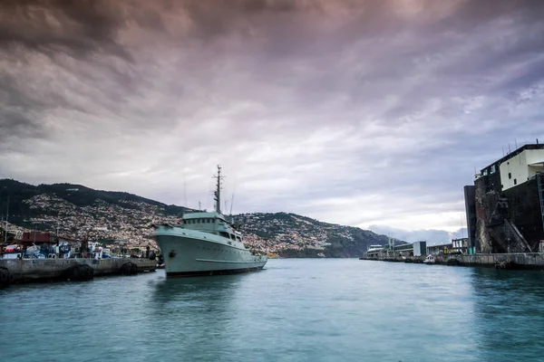 Funchal portuna gelen gemi Madeira — Stok fotoğraf