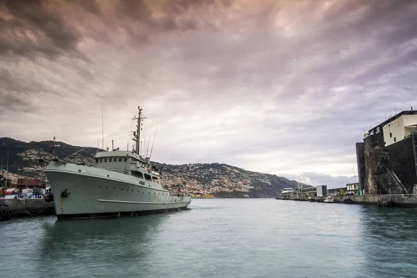 Πλοίο έρχεται στη θύρα Φουντσάλ, Μαδέρα — Φωτογραφία Αρχείου